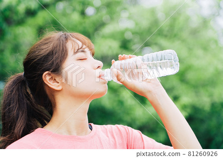 一個女人喝水 一個女人喝水 81260926