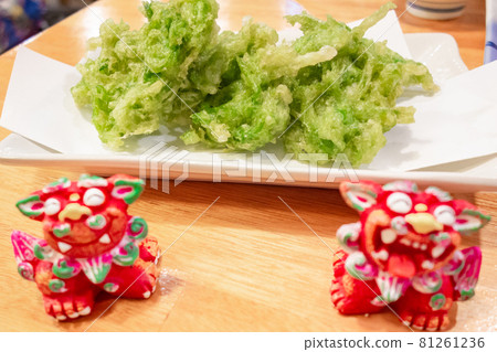 沖繩石垣島的海生菜天婦羅和shisa 81261236