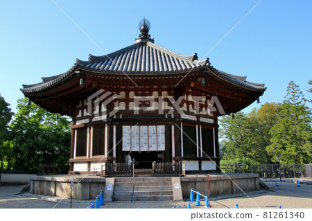 以藍天為背景的興福寺北園堂 以藍天為背景的興福寺北園堂 81261340