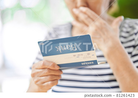 看到銀行存摺的老人 81261423