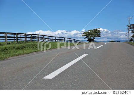北海道風景“日高牧場道路” 81262404