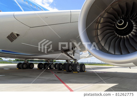 Jet engine and wheels Jet engine and wheels 81262775