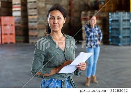 female employee working at the warehouse 81263022
