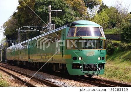 由布院之森 3 號乘坐 3 節車廂的列車進行車輛維修 81263119