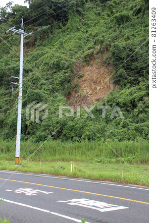 Roadside slope that collapsed due to heavy rain Roadside slope that collapsed due to heavy rain 81263409