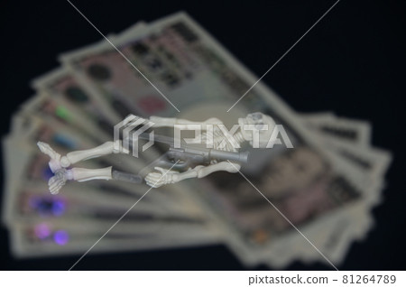 Skeleton and bill with weapons 81264789