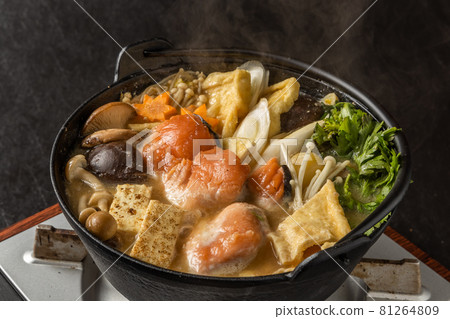 Chicken pan Chicken dumpling hot pot Japanese food 81264809