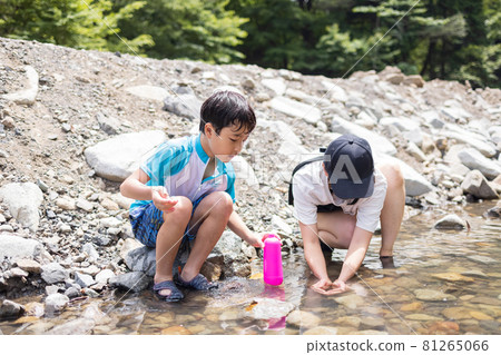 Children looking for creatures in the river Children looking for creatures in the river 81265066