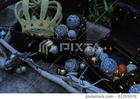 Treasure and crown 81265076