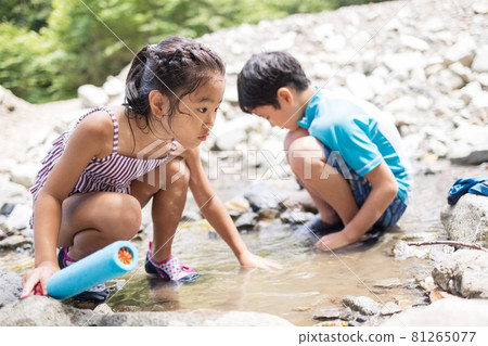 Children playing in nature 81265077