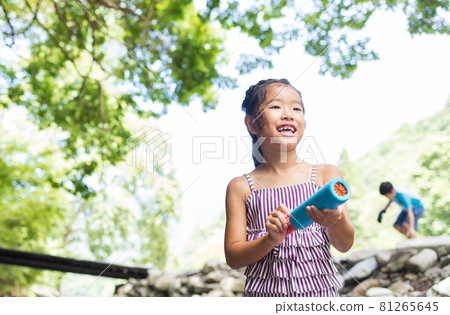 在暑假在河原玩的女孩 在暑假在河原玩的女孩 81265645