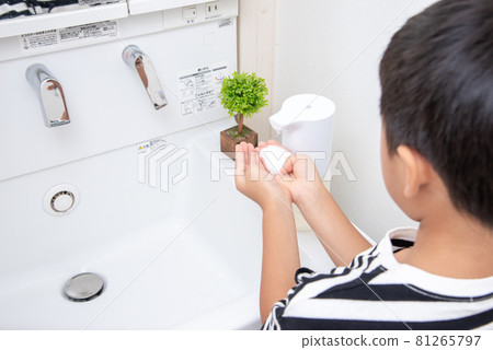 Elementary school boy washing hands Elementary school boy washing hands 81265797