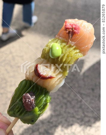 Colorful bun 81265879