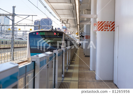 Train leaving from the station 81265956