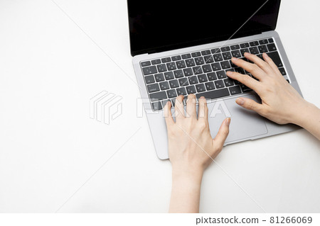 一個女人的手來操作一台筆記本電腦 一個女人的手來操作一台筆記本電腦 81266069