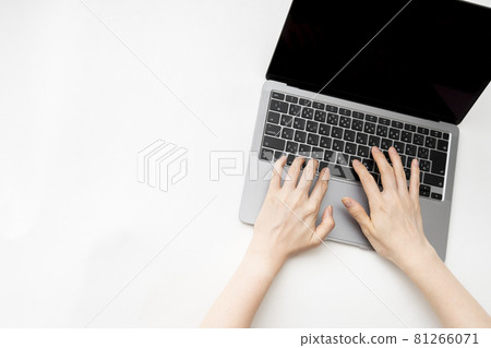 一個女人的手來操作一台筆記本電腦 一個女人的手來操作一台筆記本電腦 81266071