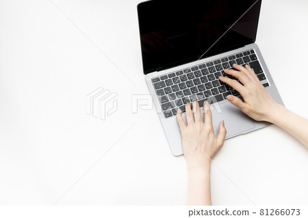 一個女人的手來操作一台筆記本電腦 一個女人的手來操作一台筆記本電腦 81266073