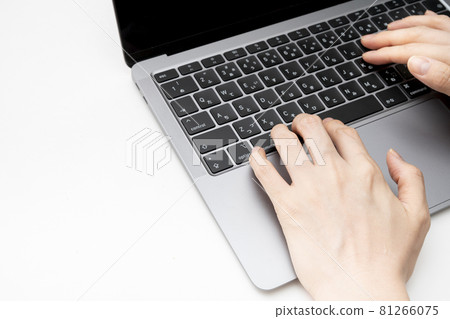 一個女人的手來操作一台筆記本電腦 一個女人的手來操作一台筆記本電腦 81266075