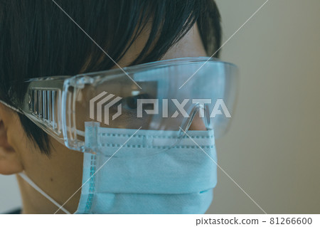 Healthcare workers wearing goggles 81266600