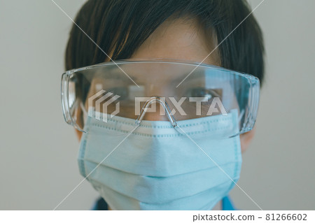 Healthcare workers wearing goggles 81266602