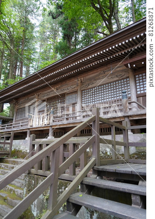 Suwa Taisha is one of the oldest shrines in Japan and is the head office of more than 10,000 Suwa shrines nationwide. 81268871
