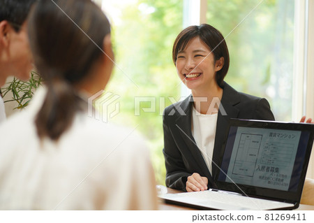 Female employee who guides the property Female employee who guides the property 81269411