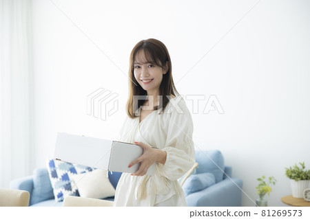 打開行李箱的女人 打開行李箱的女人 81269573