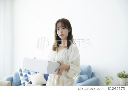 打開行李箱的女人 打開行李箱的女人 81269575