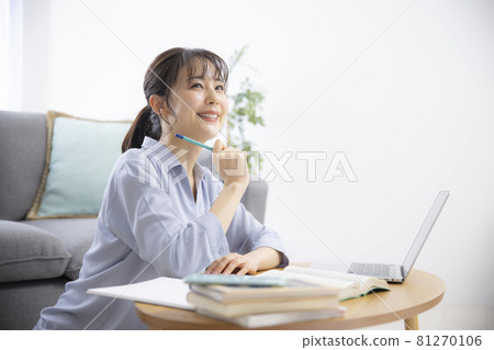 一個在家學習的女人 一個在家學習的女人 81270106