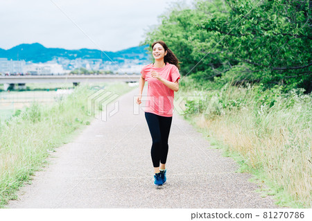 慢跑的女人 81270786