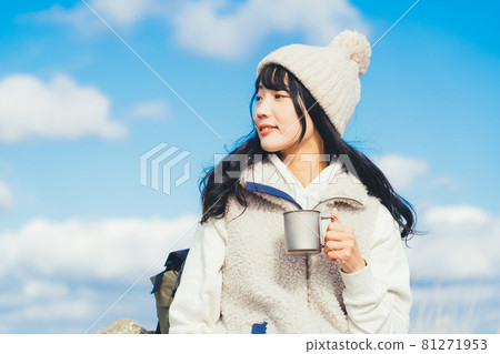 Woman drinking coffee at the top of the mountain 81271953