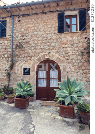 Beautiful wooden door and flowers 81273250