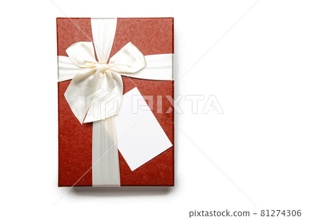Gift box with empty white blank gift tag mock up. Christmas, birthday or wedding gift. Isolated background 81274306