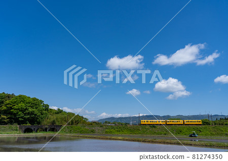 Sangi Railway Hokusei Line yellow light railway passing through Megane Bridge in Inabe City, Mie Prefecture Sangi Railway Hokusei Line yellow light railway passing through Megane Bridge in Inabe City, Mie Prefecture 81274350
