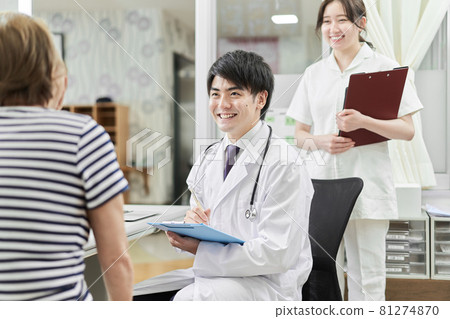 Male doctor examining the elderly Male doctor examining the elderly 81274870