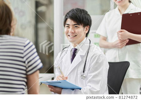 Male doctor examining the elderly 81274872