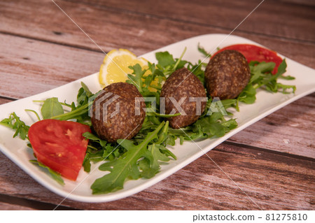 Traditional kebbe and pita bread on big round plate in lebanese restaurant 81275810