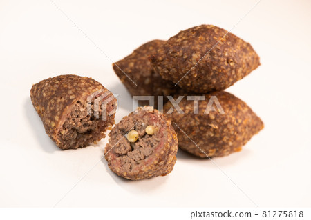 Traditional kebbe and pita bread on big round plate in lebanese restaurant 81275818