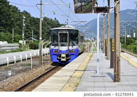 Echigo Tokimeki Railway ET122 diesel train departing from Etchu-Miyazaki Station Echigo Tokimeki Railway ET122 diesel train departing from Etchu-Miyazaki Station 81276041