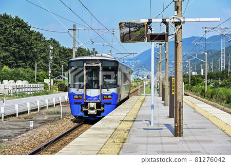 Echigo Tokimeki Railway ET122 diesel train departing from Etchu-Miyazaki Station 81276042