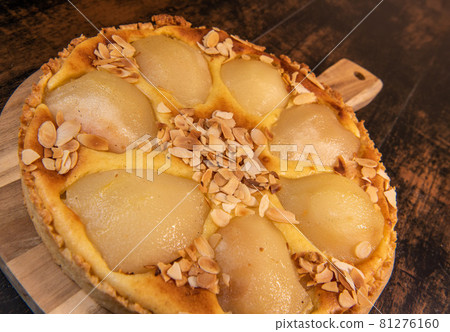 Bourdaloue tart recipe with pears, custard and almond cream 81276160