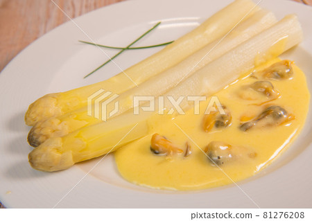 Large white asparagus and shell mousseline recipe Large white asparagus and shell mousseline recipe 81276208