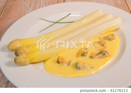Large white asparagus and shell mousseline recipe Large white asparagus and shell mousseline recipe 81276213