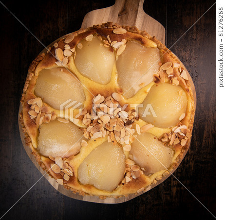 Bourdaloue tart recipe with pears, custard and almond cream Bourdaloue tart recipe with pears, custard and almond cream 81276268