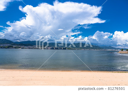 《廣島縣》宮島沙灘瀨戶內海的夏日天空 《廣島縣》宮島沙灘瀨戶內海的夏日天空 81276501