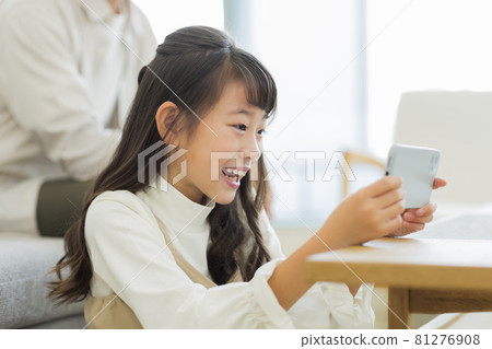 Daughter and father looking at smartphone 81276908