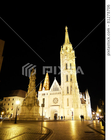 Illuminated Matthias Church and Trinity Statue (Budapest / Hungary) 81278706