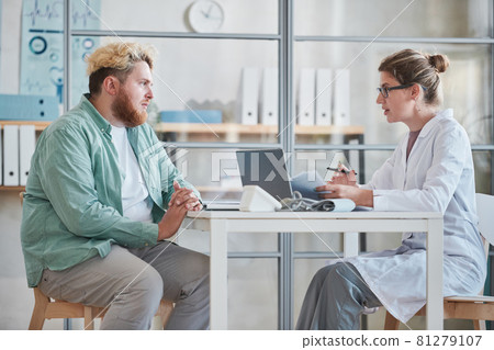 Man talking to the doctor at office Man talking to the doctor at office 81279107
