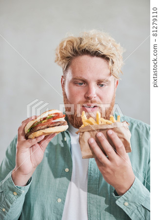 Young man eating fast food Young man eating fast food 81279110