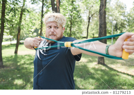 Overweight man exercising outdoors 81279213